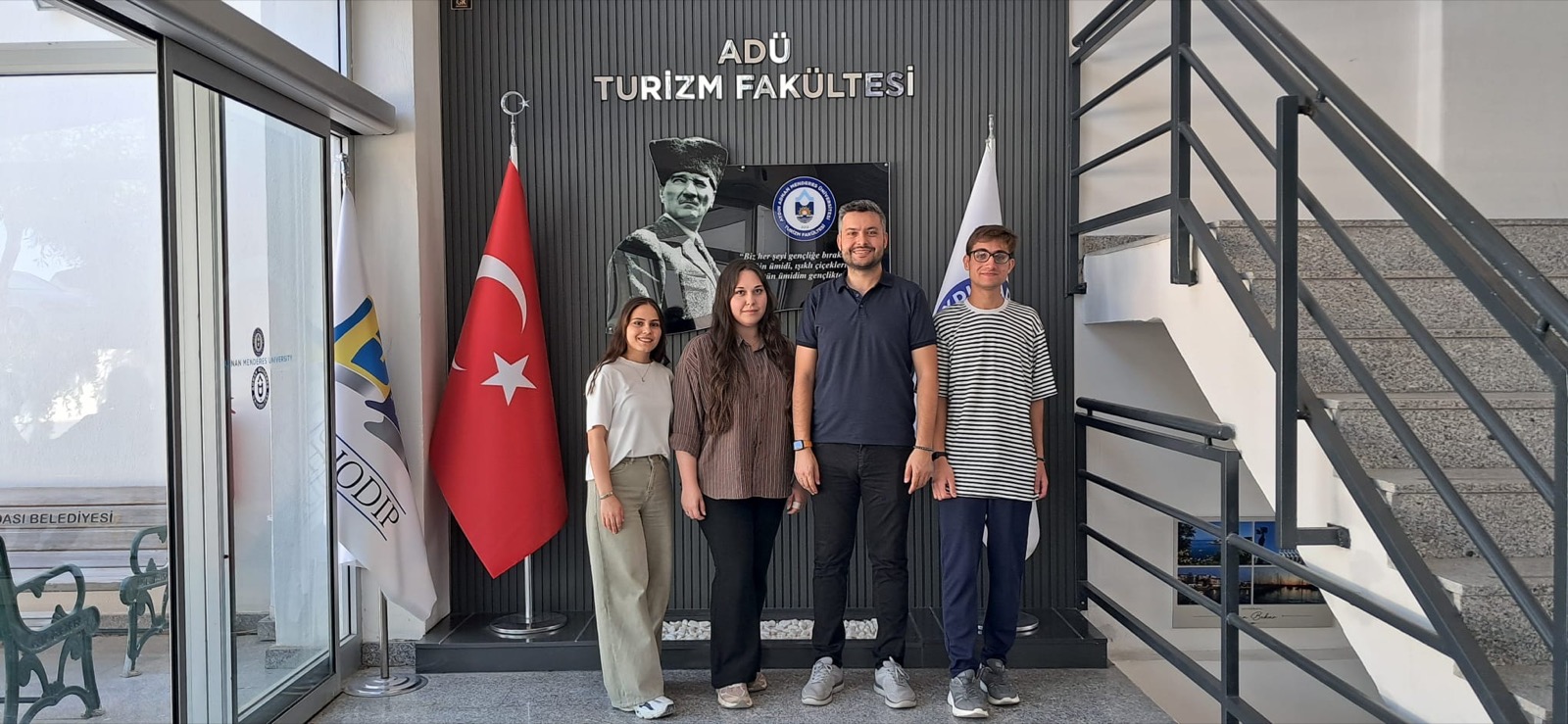 Sanal Yolculuk ekibi, Turizm Fakültesi öğrencisi ve SardesVR proje yorumcusu Deniz Alptekin ile fakülte girişinde