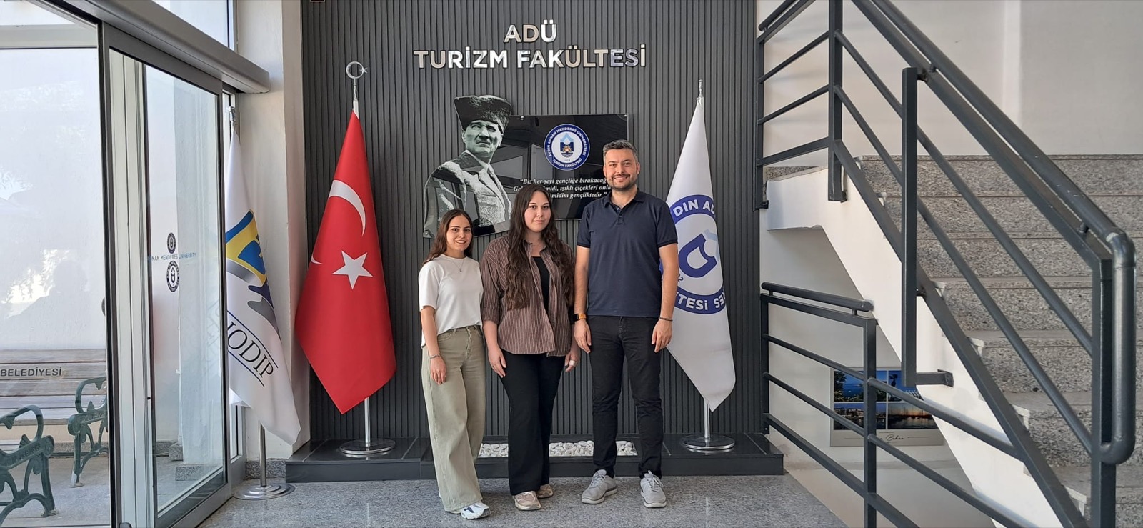 Sanal Yolculuk ekibi ADÜ Turizm Fakültesi ziyaretinde hatıra fotoğrafında