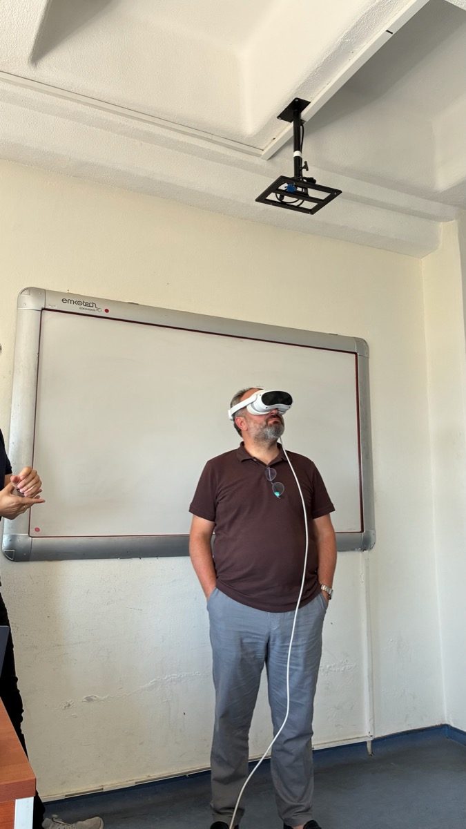 ADÜ Turizm Fakültesi öğretim üyesi sınıf ortamında SardesVR deneyimini inceliyor