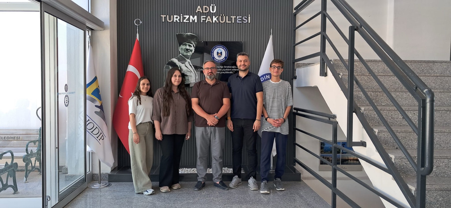 Sanal Yolculuk ekibi, Dekan Prof. Dr. Osman Nuri Özdoğan ile ADÜ Turizm Fakültesi girişinde